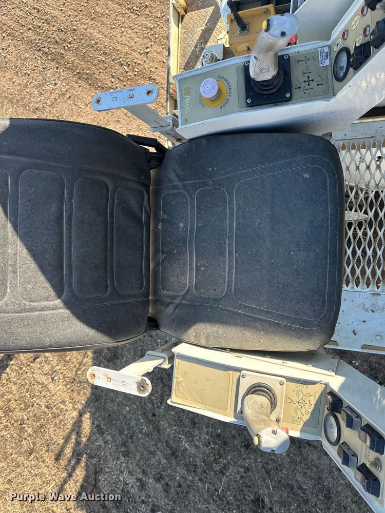 image for item DV0650 2005 International 7400 digger derrick truck