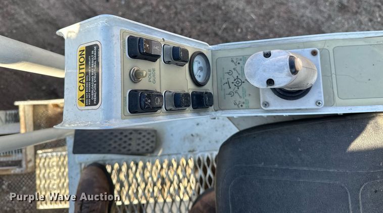 image for item DV0650 2005 International 7400 digger derrick truck