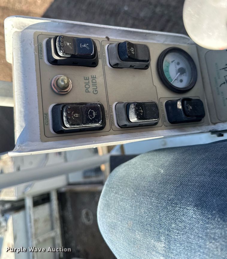 image for item DV0650 2005 International 7400 digger derrick truck