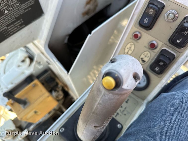 image for item DV0650 2005 International 7400 digger derrick truck