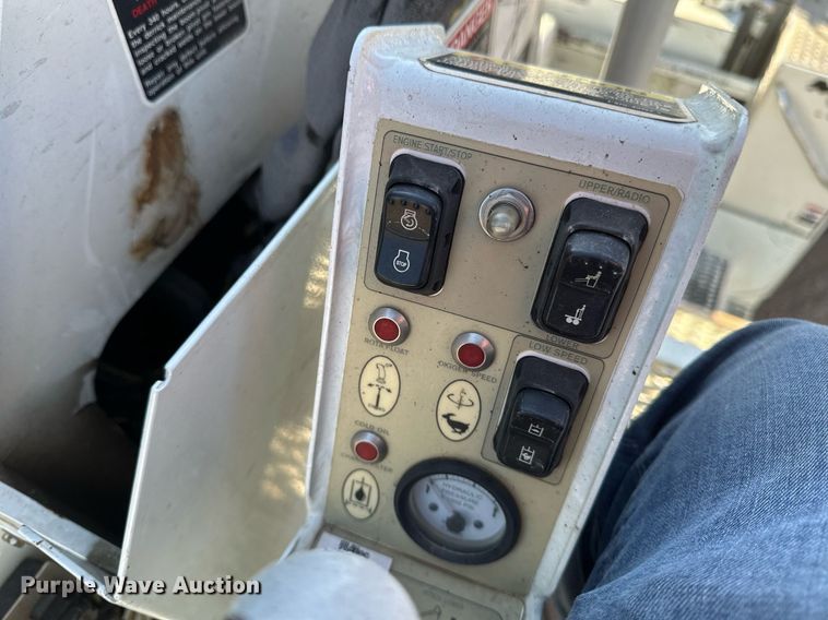 image for item DV0650 2005 International 7400 digger derrick truck