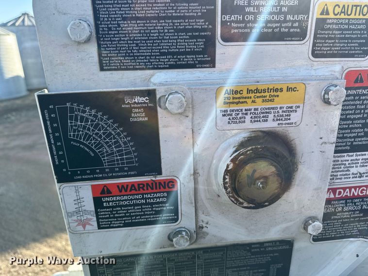 image for item DV0650 2005 International 7400 digger derrick truck