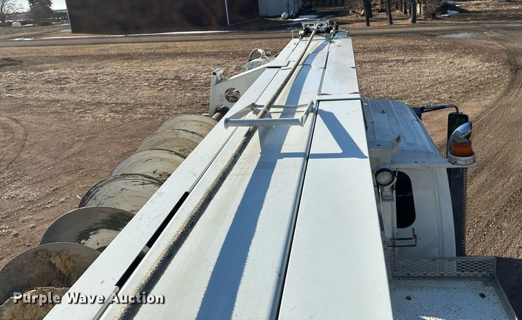 image for item DV0650 2005 International 7400 digger derrick truck