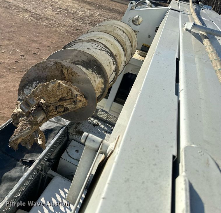 image for item DV0650 2005 International 7400 digger derrick truck