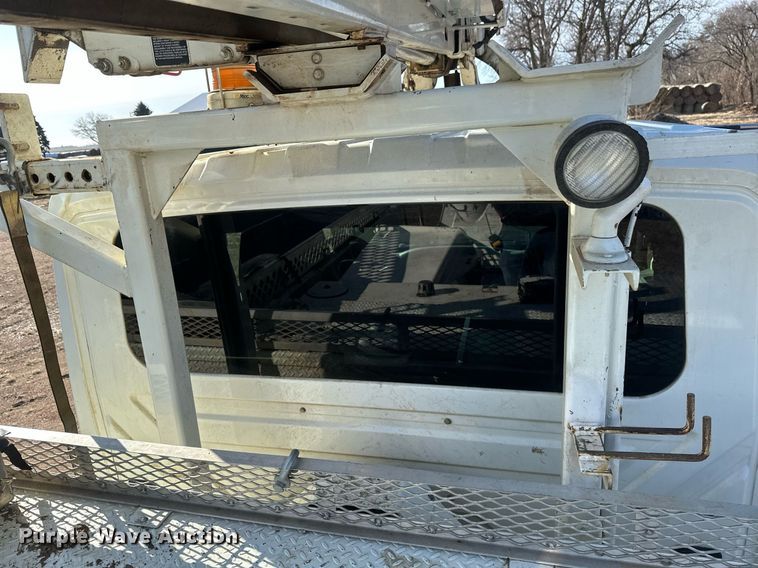 image for item DV0650 2005 International 7400 digger derrick truck