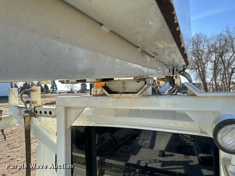 image for item DV0650 2005 International 7400 digger derrick truck