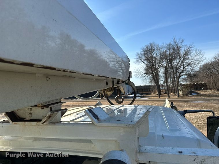 image for item DV0650 2005 International 7400 digger derrick truck