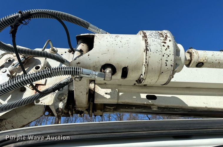 image for item DV0650 2005 International 7400 digger derrick truck