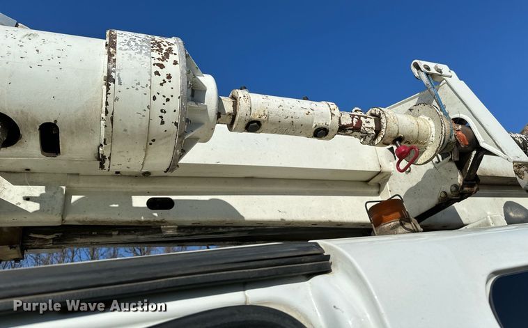 image for item DV0650 2005 International 7400 digger derrick truck