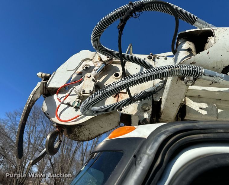 image for item DV0650 2005 International 7400 digger derrick truck