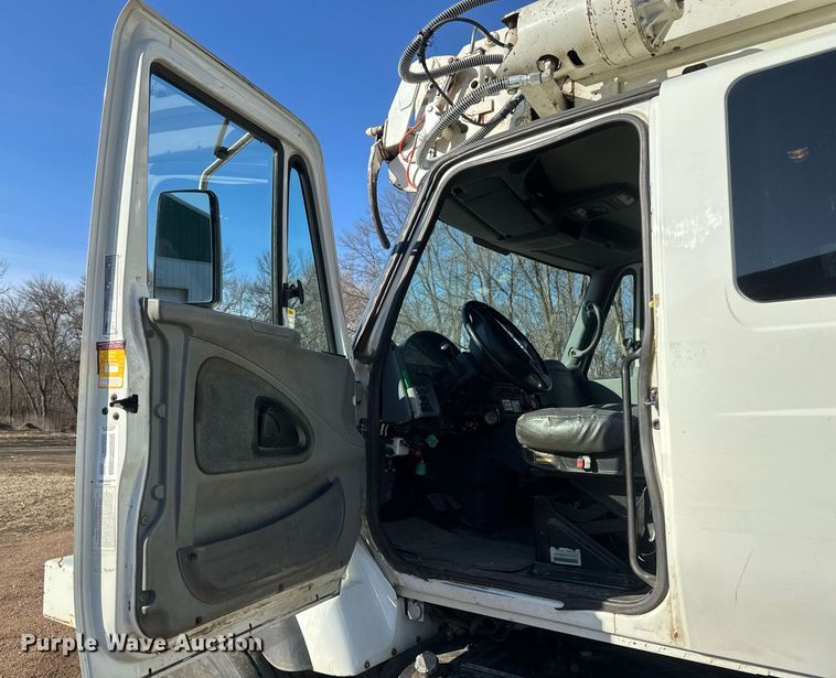 image for item DV0650 2005 International 7400 digger derrick truck