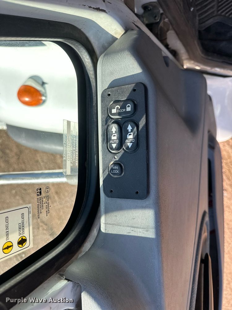 image for item DV0650 2005 International 7400 digger derrick truck