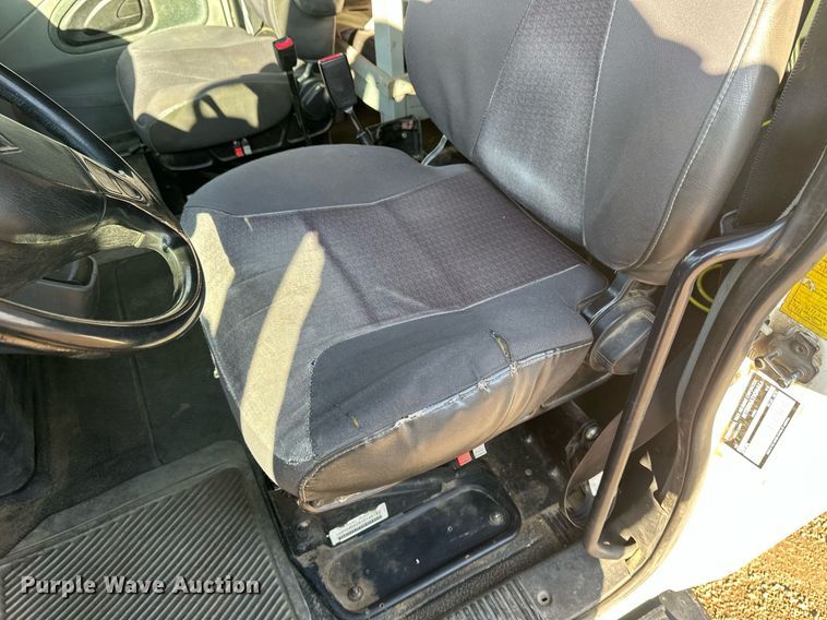 image for item DV0650 2005 International 7400 digger derrick truck