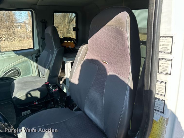 image for item DV0650 2005 International 7400 digger derrick truck