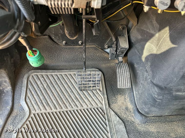 image for item DV0650 2005 International 7400 digger derrick truck