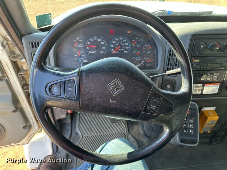 image for item DV0650 2005 International 7400 digger derrick truck