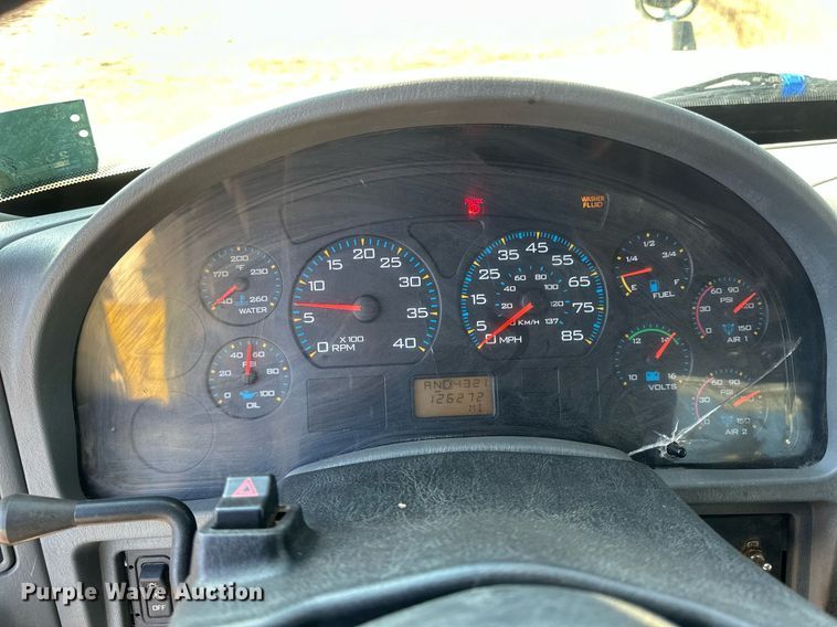 image for item DV0650 2005 International 7400 digger derrick truck