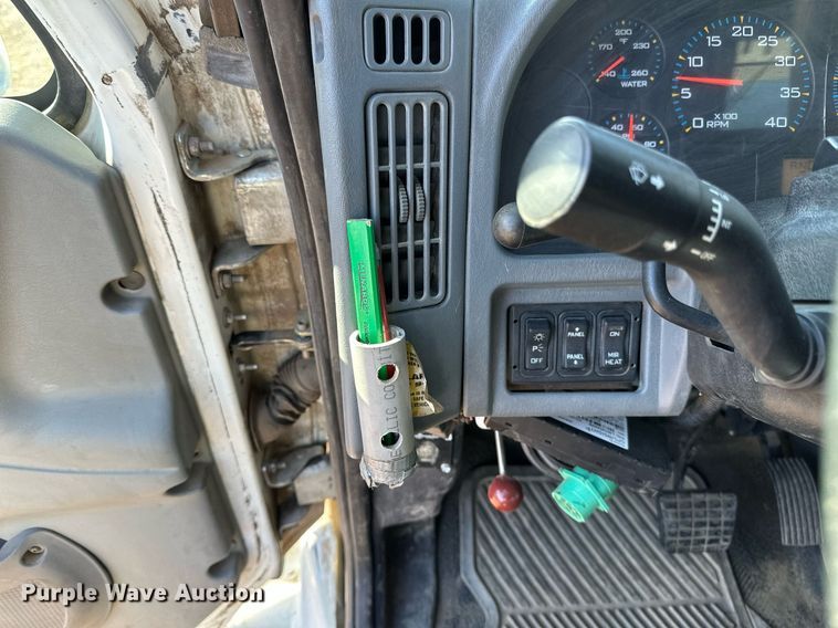 image for item DV0650 2005 International 7400 digger derrick truck