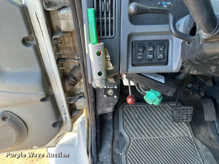 image for item DV0650 2005 International 7400 digger derrick truck