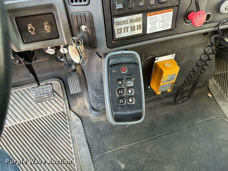 image for item DV0650 2005 International 7400 digger derrick truck