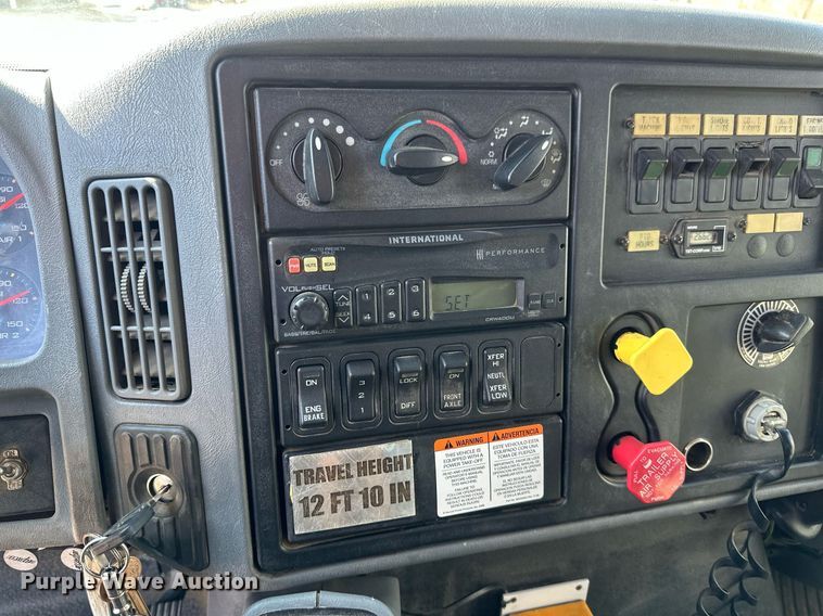 image for item DV0650 2005 International 7400 digger derrick truck