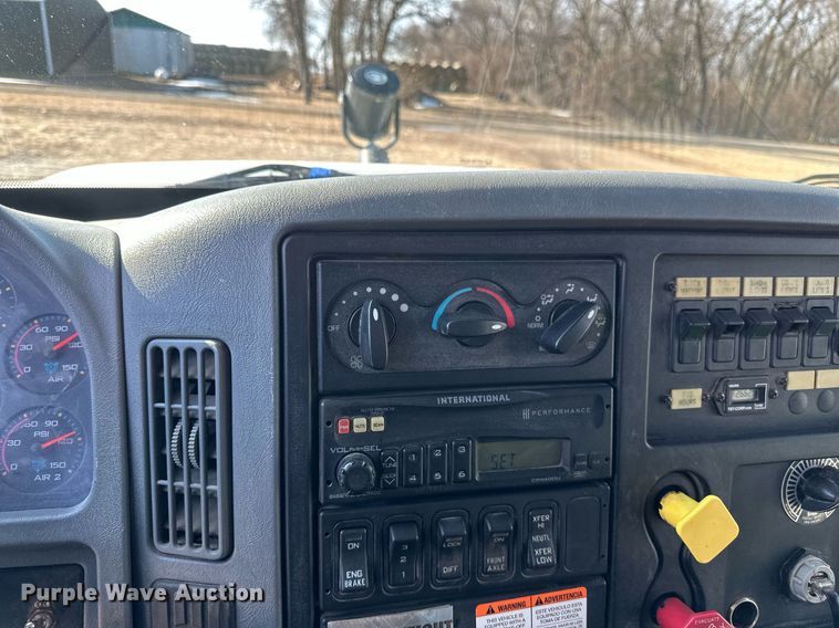 image for item DV0650 2005 International 7400 digger derrick truck