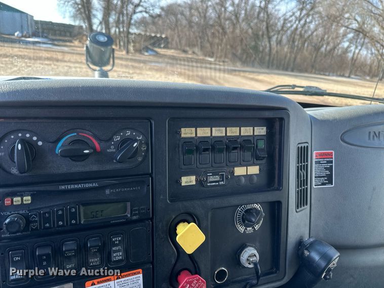 image for item DV0650 2005 International 7400 digger derrick truck