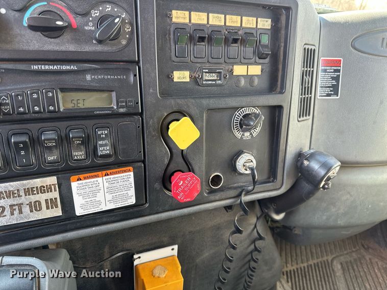 image for item DV0650 2005 International 7400 digger derrick truck