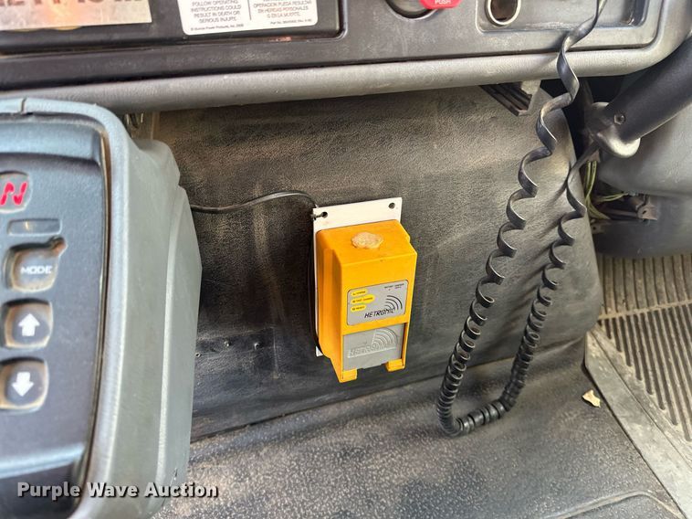 image for item DV0650 2005 International 7400 digger derrick truck