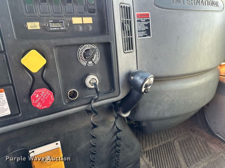 image for item DV0650 2005 International 7400 digger derrick truck