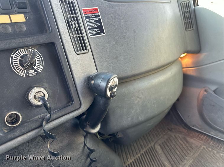 image for item DV0650 2005 International 7400 digger derrick truck