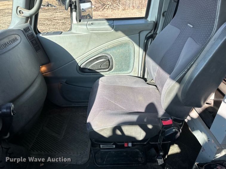 image for item DV0650 2005 International 7400 digger derrick truck