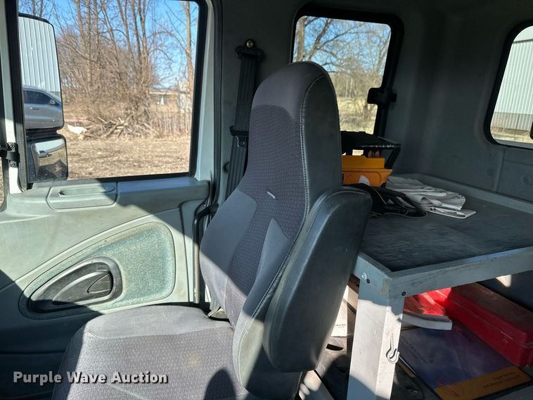 image for item DV0650 2005 International 7400 digger derrick truck