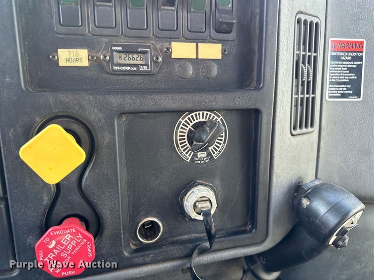 image for item DV0650 2005 International 7400 digger derrick truck