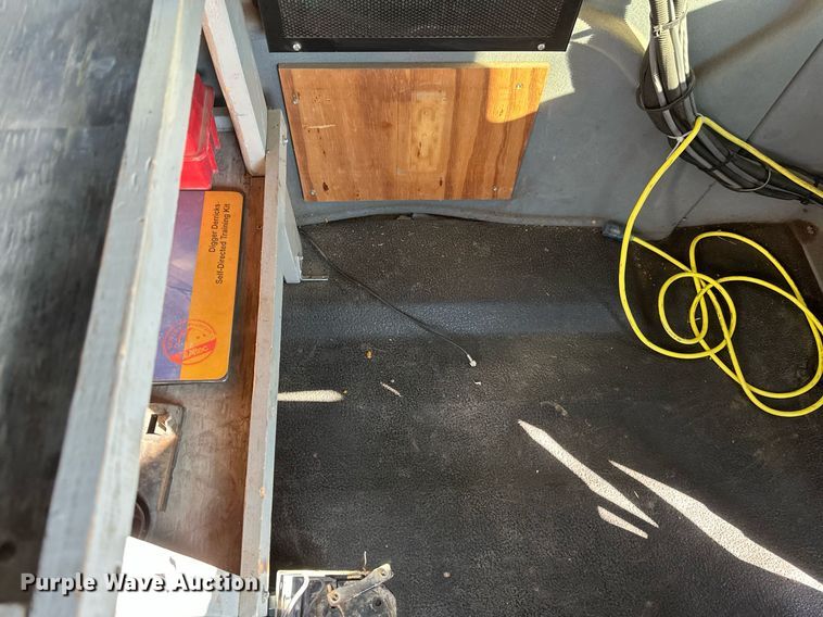 image for item DV0650 2005 International 7400 digger derrick truck