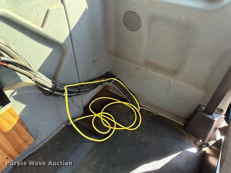 image for item DV0650 2005 International 7400 digger derrick truck