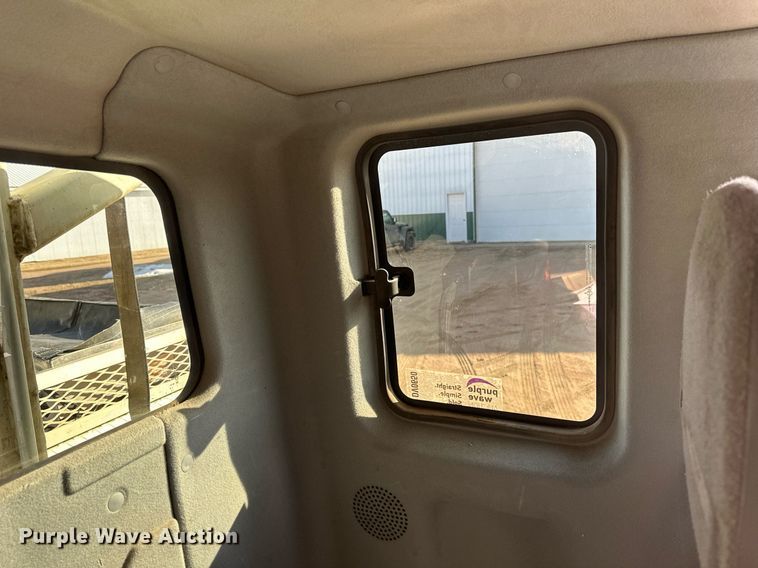 image for item DV0650 2005 International 7400 digger derrick truck