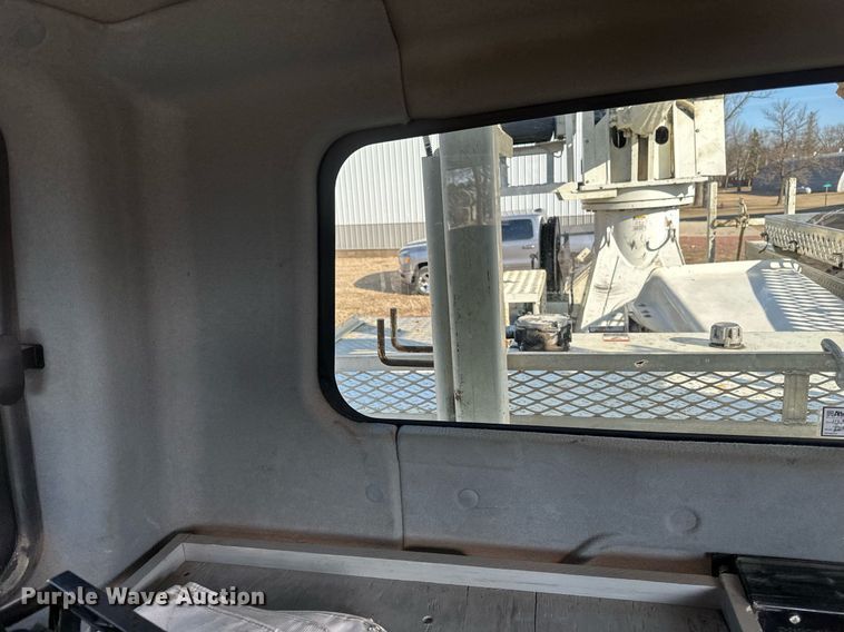 image for item DV0650 2005 International 7400 digger derrick truck