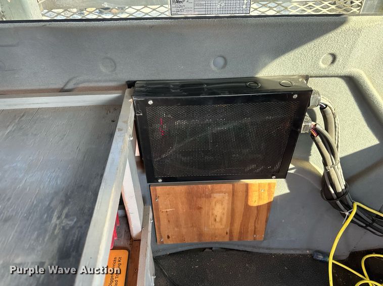 image for item DV0650 2005 International 7400 digger derrick truck