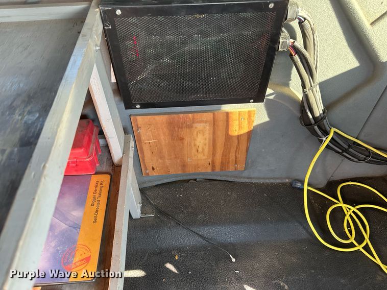 image for item DV0650 2005 International 7400 digger derrick truck