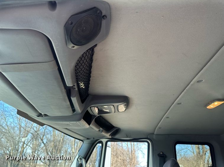 image for item DV0650 2005 International 7400 digger derrick truck