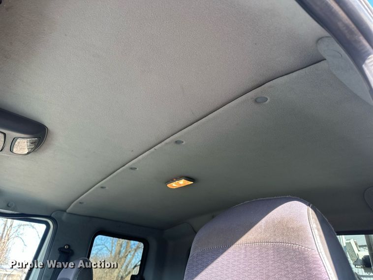 image for item DV0650 2005 International 7400 digger derrick truck