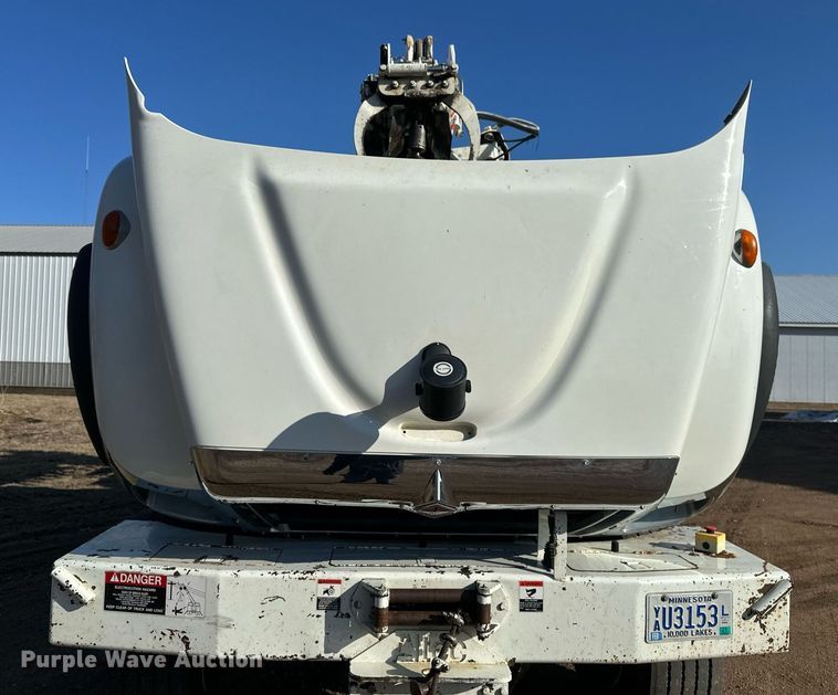 image for item DV0650 2005 International 7400 digger derrick truck