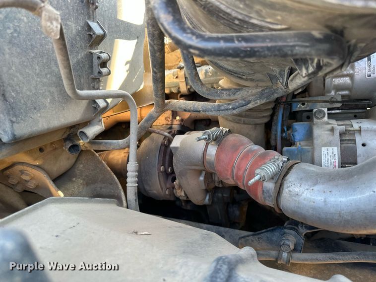 image for item DV0650 2005 International 7400 digger derrick truck