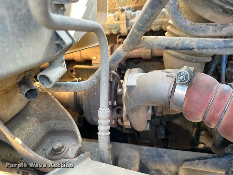 image for item DV0650 2005 International 7400 digger derrick truck