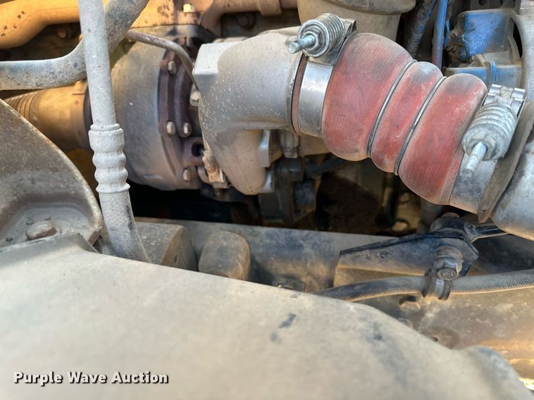 image for item DV0650 2005 International 7400 digger derrick truck