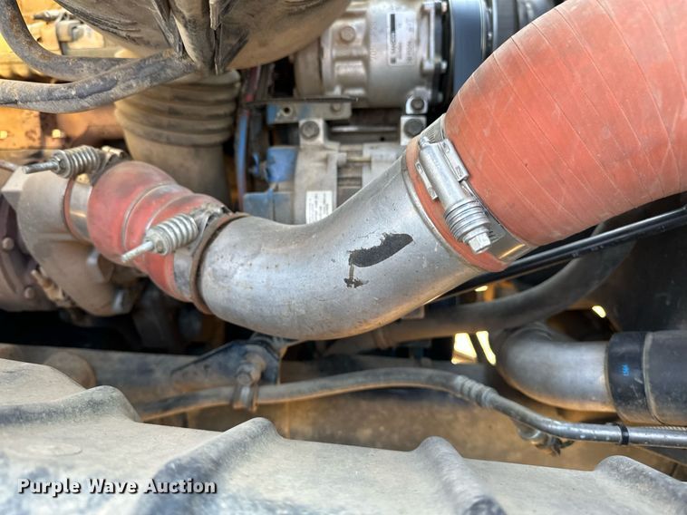 image for item DV0650 2005 International 7400 digger derrick truck