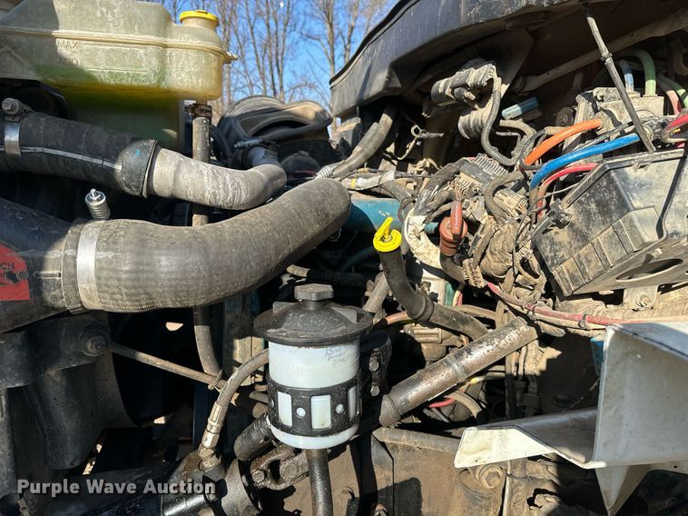 image for item DV0650 2005 International 7400 digger derrick truck