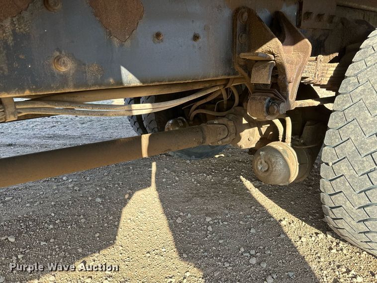 image for item DV0650 2005 International 7400 digger derrick truck