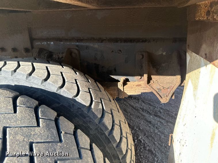 image for item DV0650 2005 International 7400 digger derrick truck